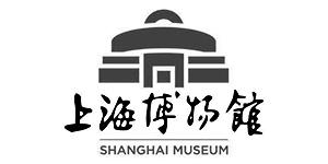上海博物馆创建于1952年，是中国古代艺术博物馆，其收藏、展览和研究以中国古代的艺术品为重点。文化渊源是上海博物馆文化衍生品的生命力之所在。根据馆藏的众多国家一级、二级文物，开发了丰富多彩的文物复仿制品、艺术衍生品。在产品开发上，更注重突出文化性、纪念性、独特性、轻便型和时尚性，秉持顾客满意的经营理念和独特唯一的文化定位。
